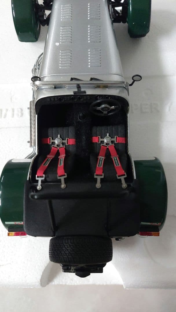 ミニカー Caterham Super Seven Cycle Fender 1:18