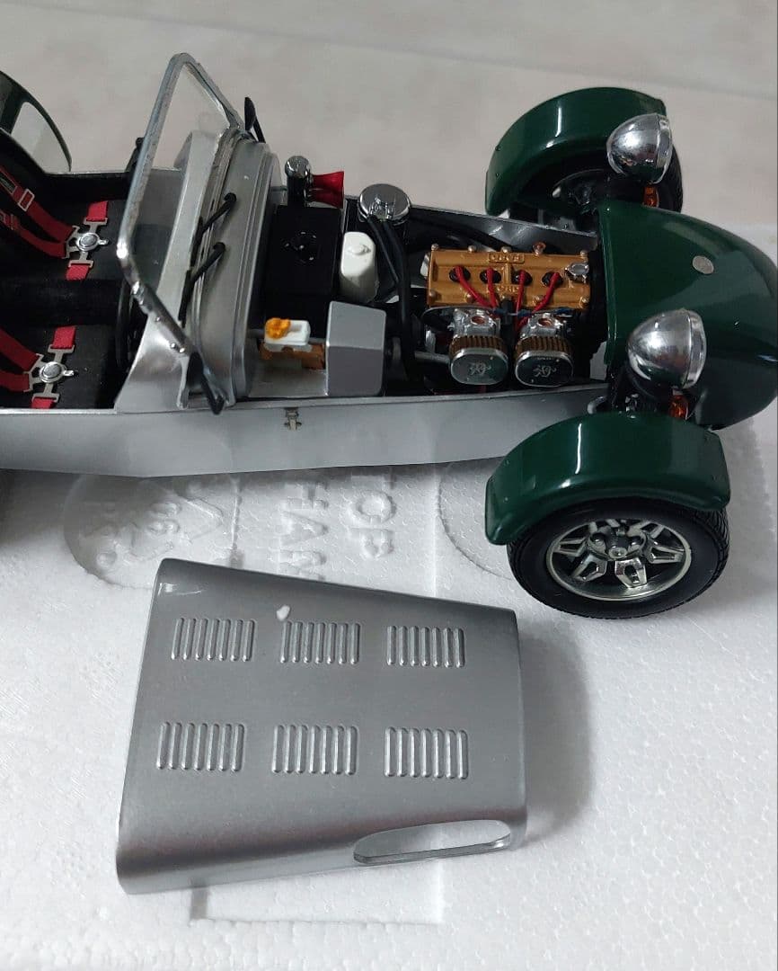 ミニカー Caterham Super Seven Cycle Fender 1:18
