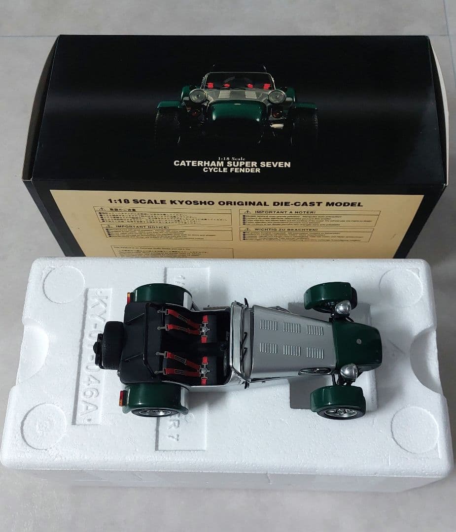 ミニカー Caterham Super Seven Cycle Fender 1:18