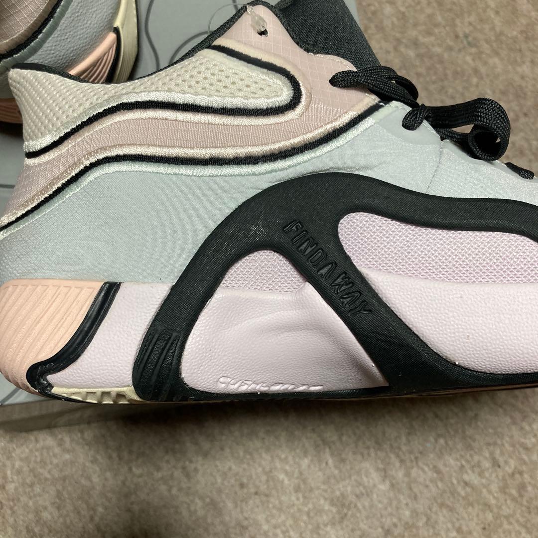 Jordan STEP 女性用バスケットボールシューズ