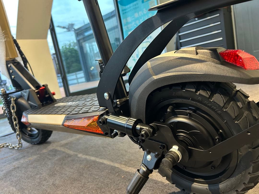 日本製EVスクーター　一台サンドベージュ　サドル付き展示車
