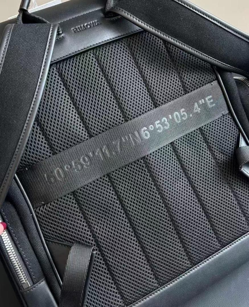 RIMOWA ブラックバックパック ストライプデザイン