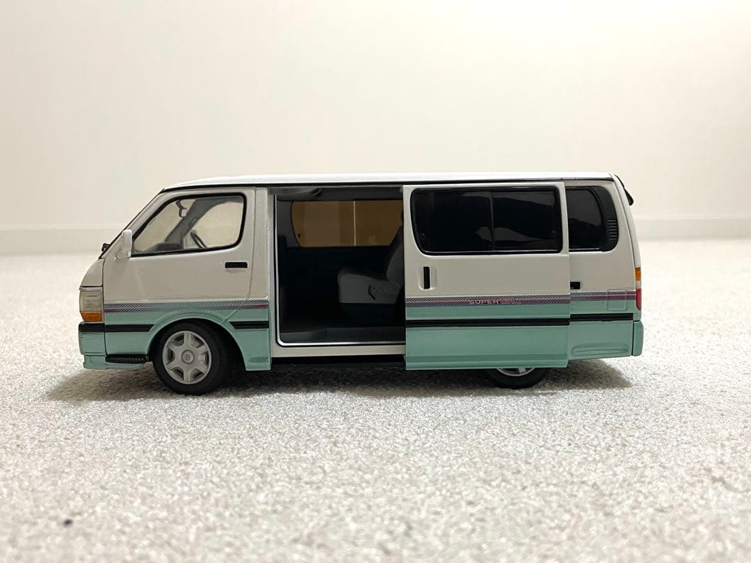 アオシマ　DISM 1/24 ハイエースバン100系中期型