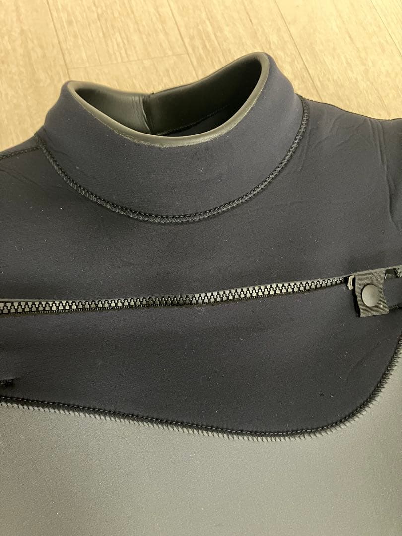 MELLOW グレーと黒の3ミリフルスーツ サーフィン用