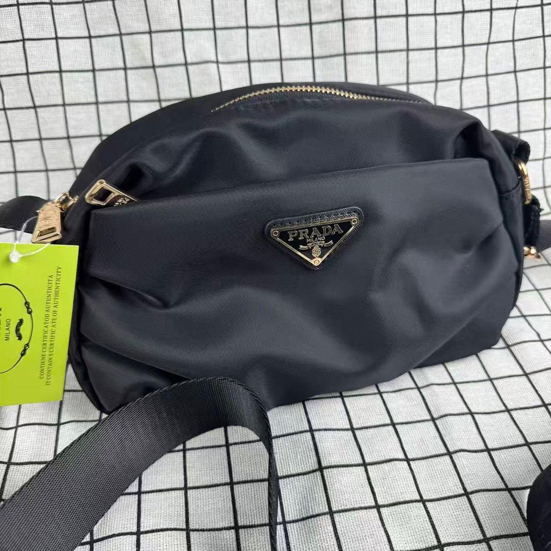 PRADA ブラック ショルダーバッグ ナイロン 三角口ゴ ノベルティ