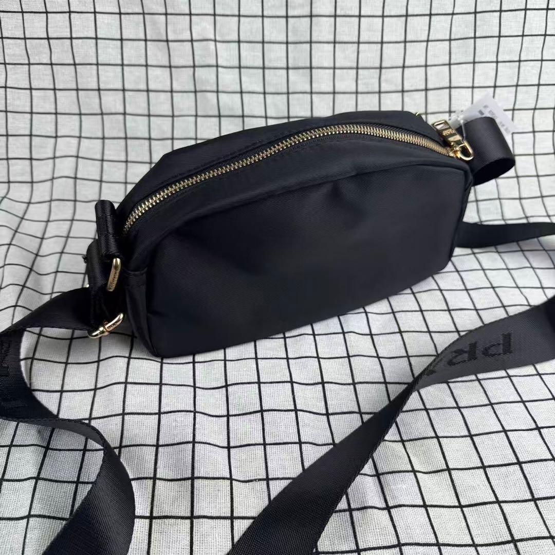 PRADA ブラック ショルダーバッグ ナイロン 三角口ゴ ノベルティ