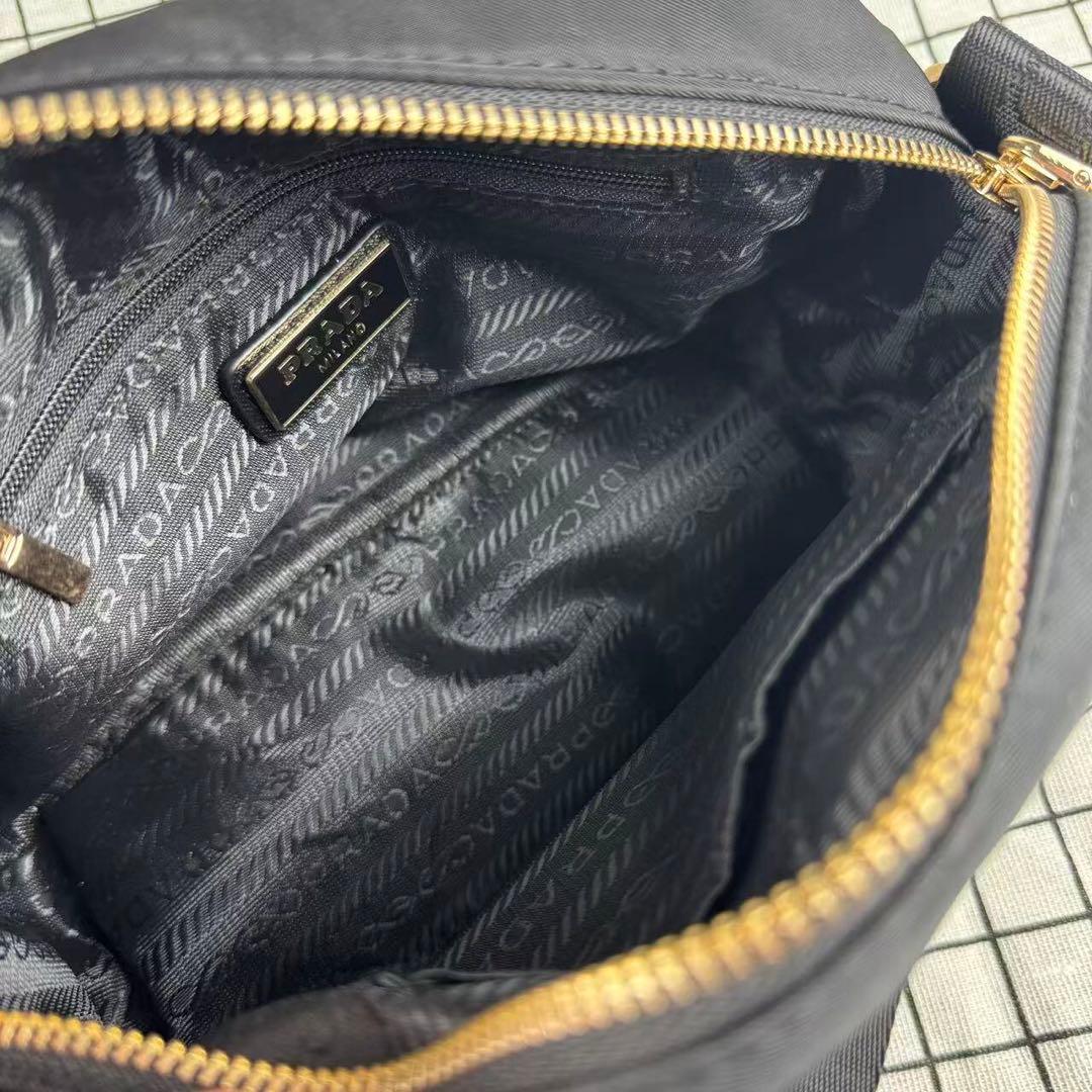 PRADA ブラック ショルダーバッグ ナイロン 三角口ゴ ノベルティ