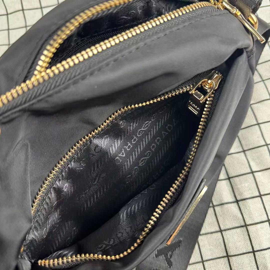 PRADA ブラック ショルダーバッグ ナイロン 三角口ゴ ノベルティ