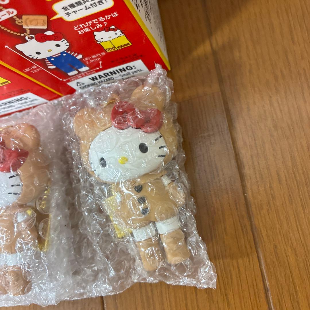 ハローキティ展　シークレットマスコットチャーム　Ａ くまスーツ　2点セット