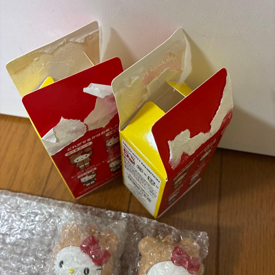 ハローキティ展　シークレットマスコットチャーム　Ａ くまスーツ　2点セット