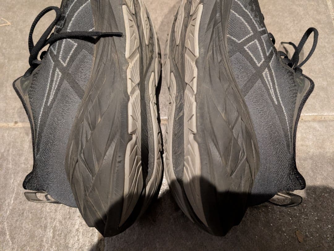アシックス　asics　ブラック　NOVABLAST 4　27.5cm wide