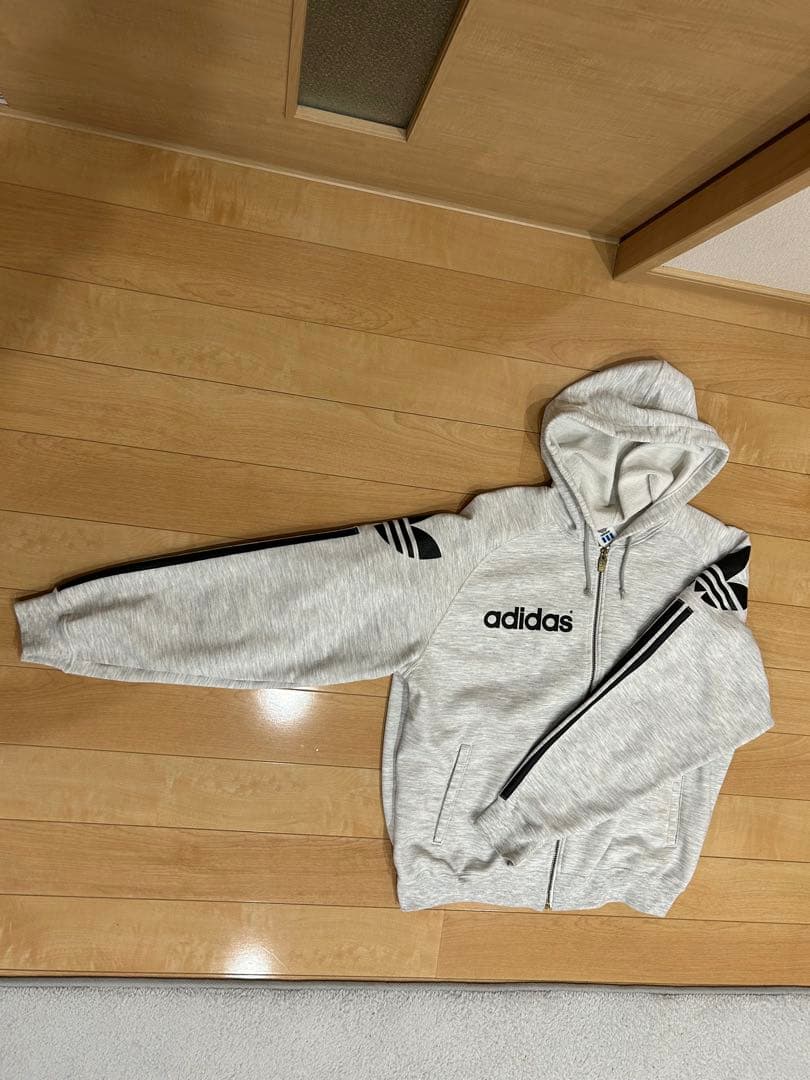 adidasジップパーカー