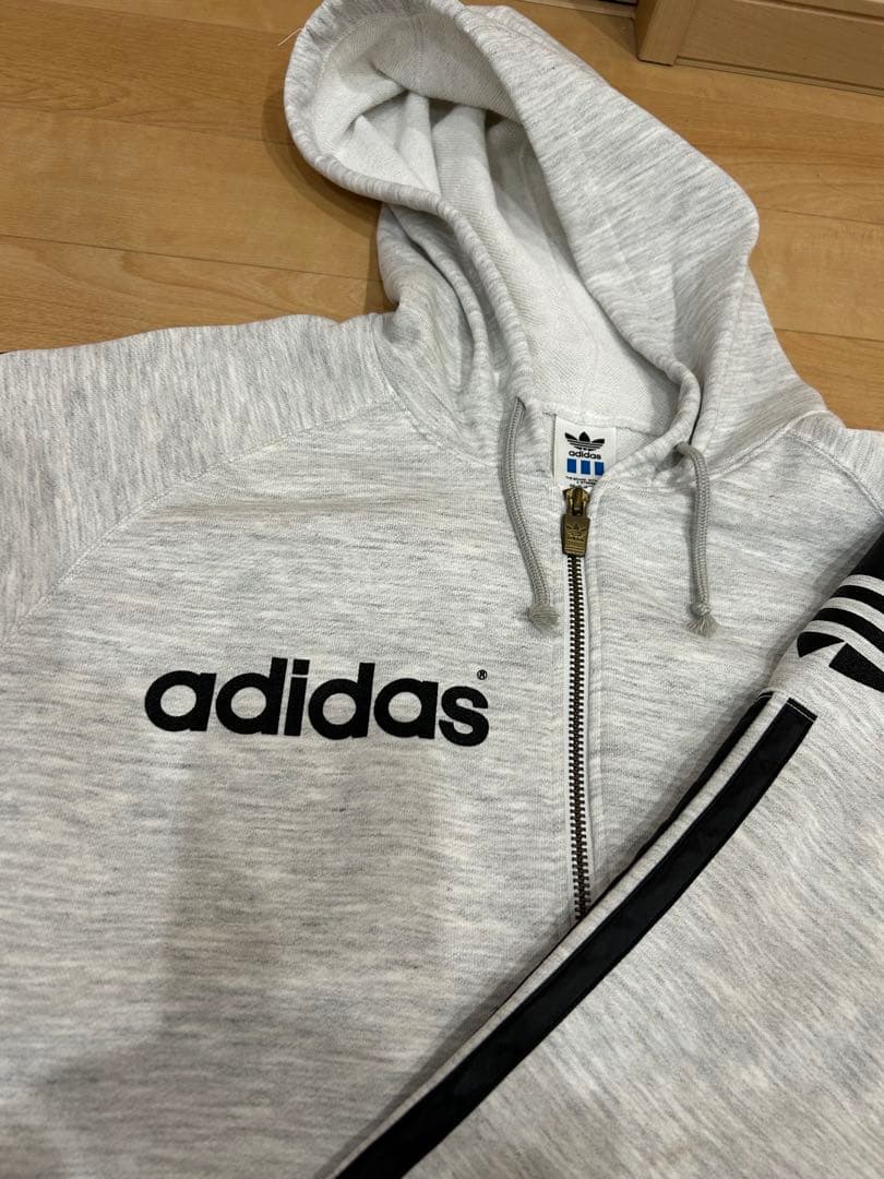 adidasジップパーカー