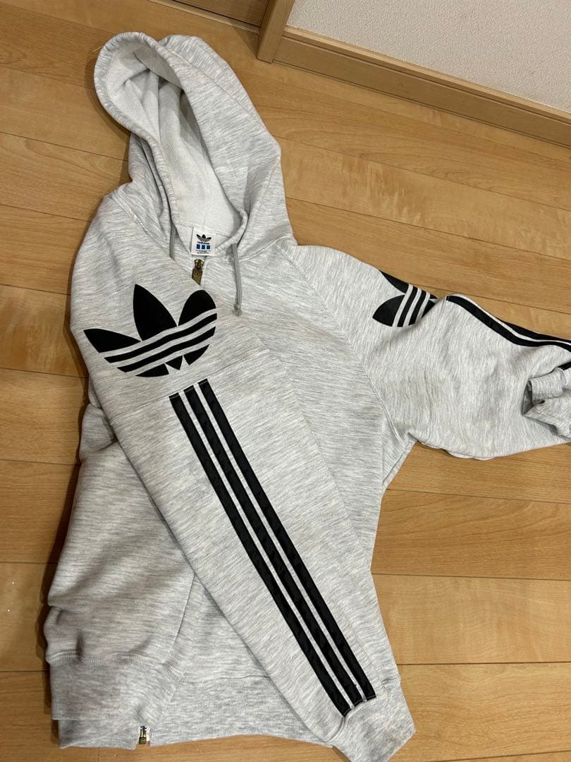 adidasジップパーカー