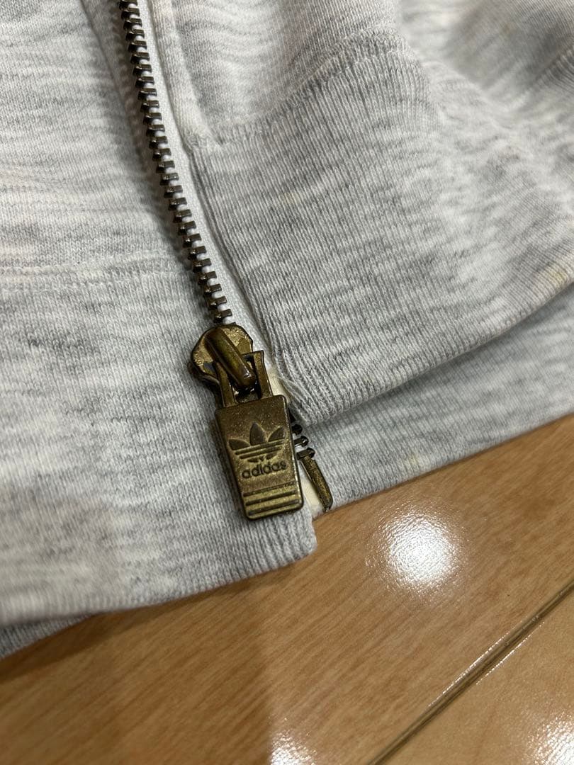 adidasジップパーカー