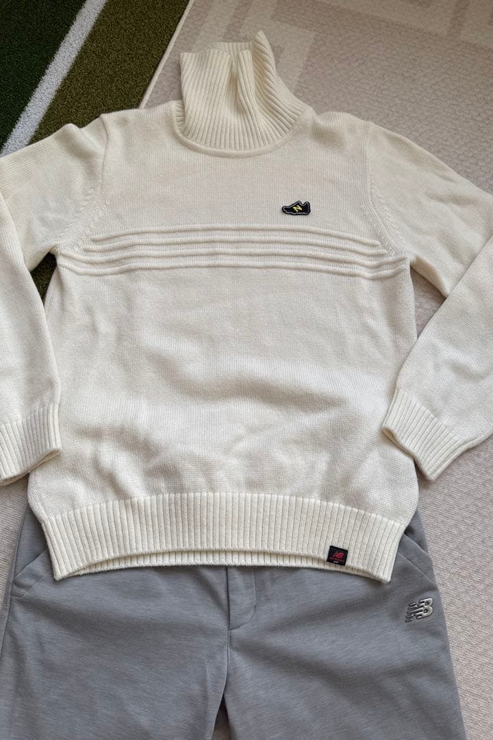 New Balance タートルネックセーター・パンツセット
