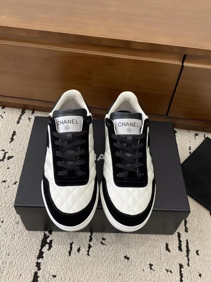 26S CHANEL ダブル C ロゴ キルティング スニーカー 白黒レディース