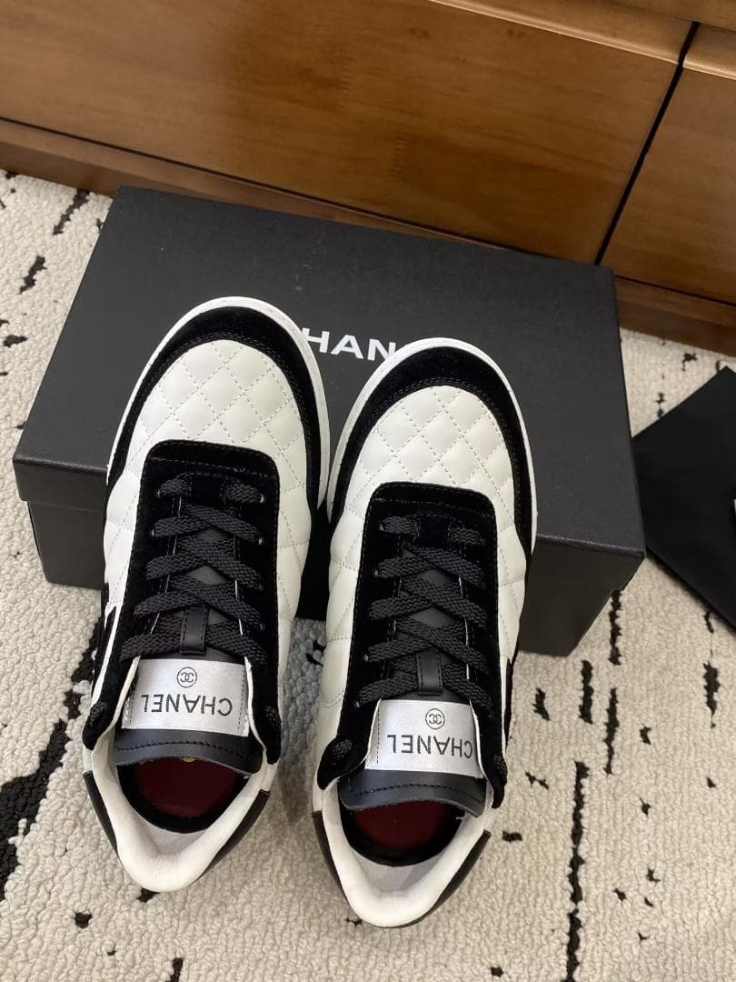 26S CHANEL ダブル C ロゴ キルティング スニーカー 白黒レディース