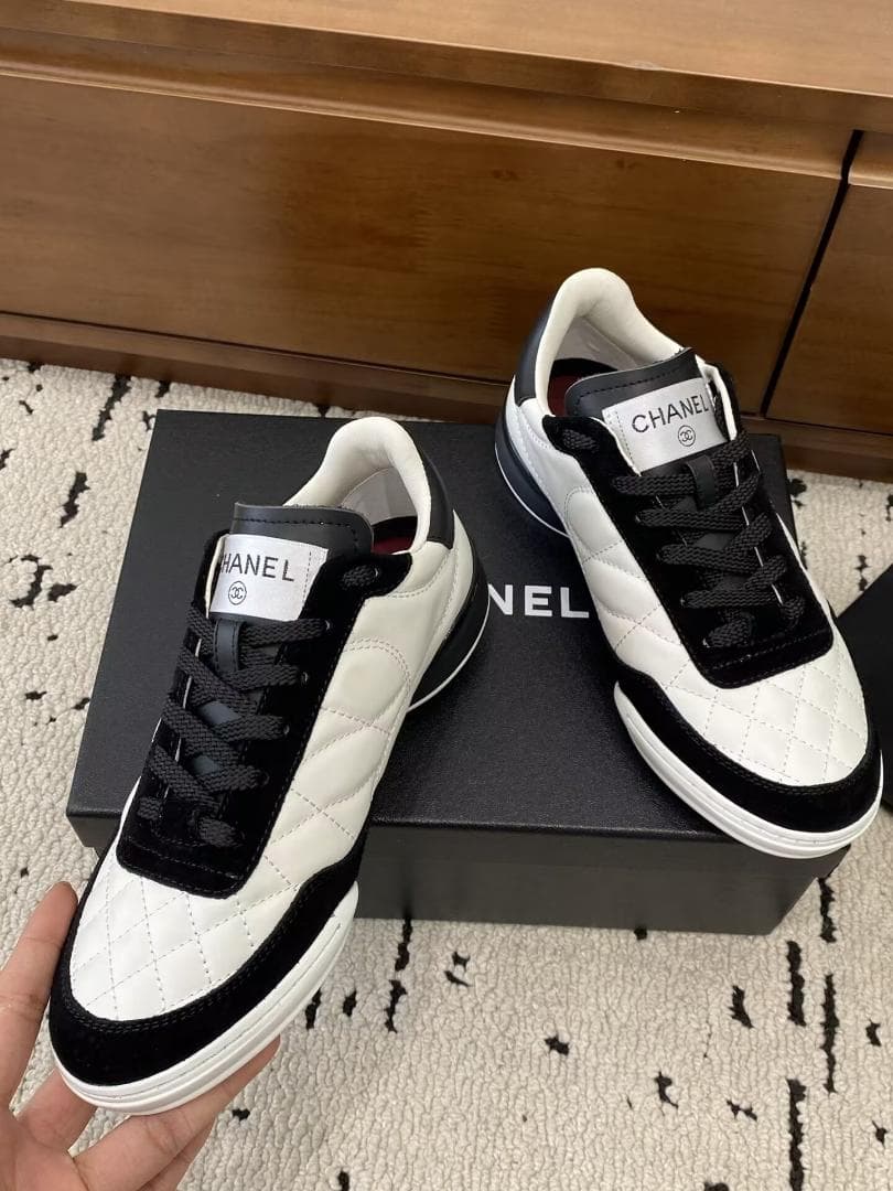 26S CHANEL ダブル C ロゴ キルティング スニーカー 白黒レディース
