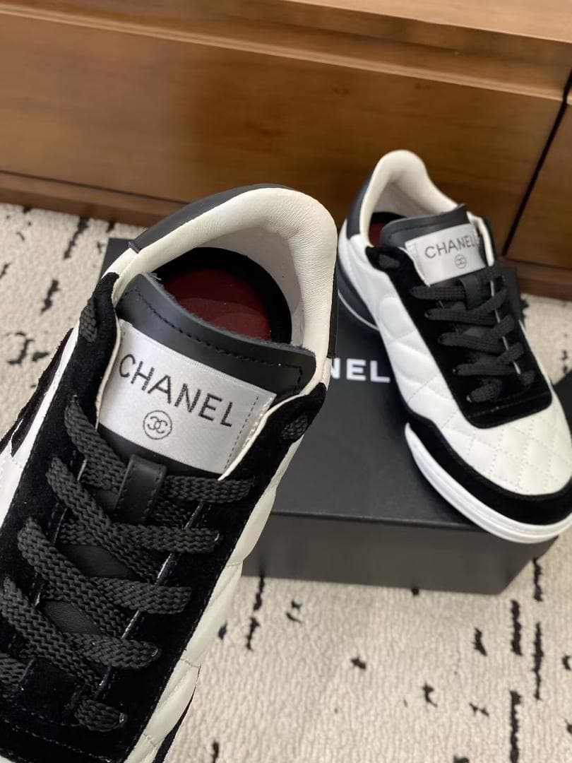 26S CHANEL ダブル C ロゴ キルティング スニーカー 白黒レディース