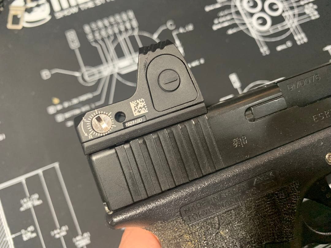 r*o様 東京マルイ Glock 18C ガスブロガン 9x19 光学サイト搭載