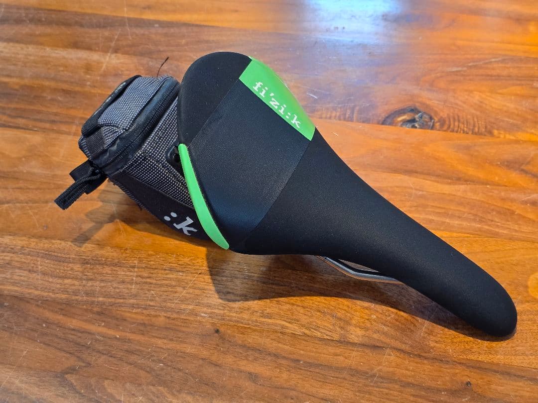 Fizik アリアンテ　ALIANTE　R3　サドル 緑　フィジーク