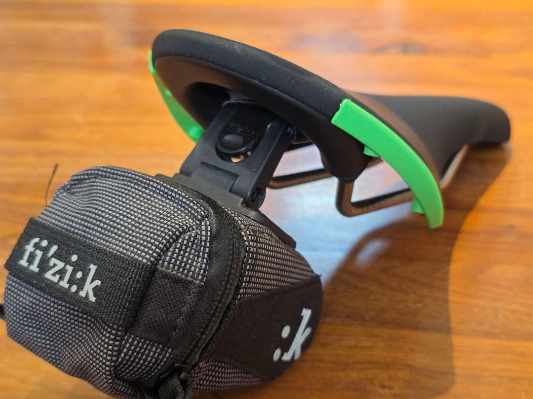 Fizik アリアンテ　ALIANTE　R3　サドル 緑　フィジーク