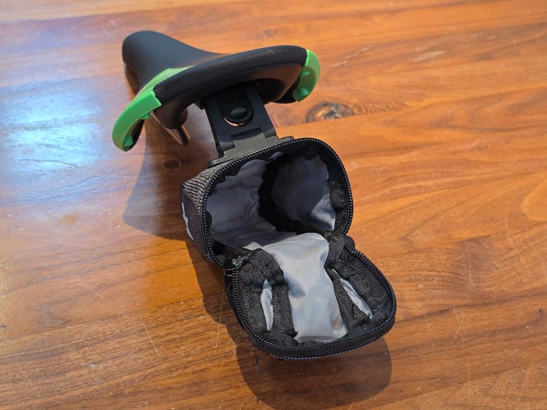 Fizik アリアンテ　ALIANTE　R3　サドル 緑　フィジーク