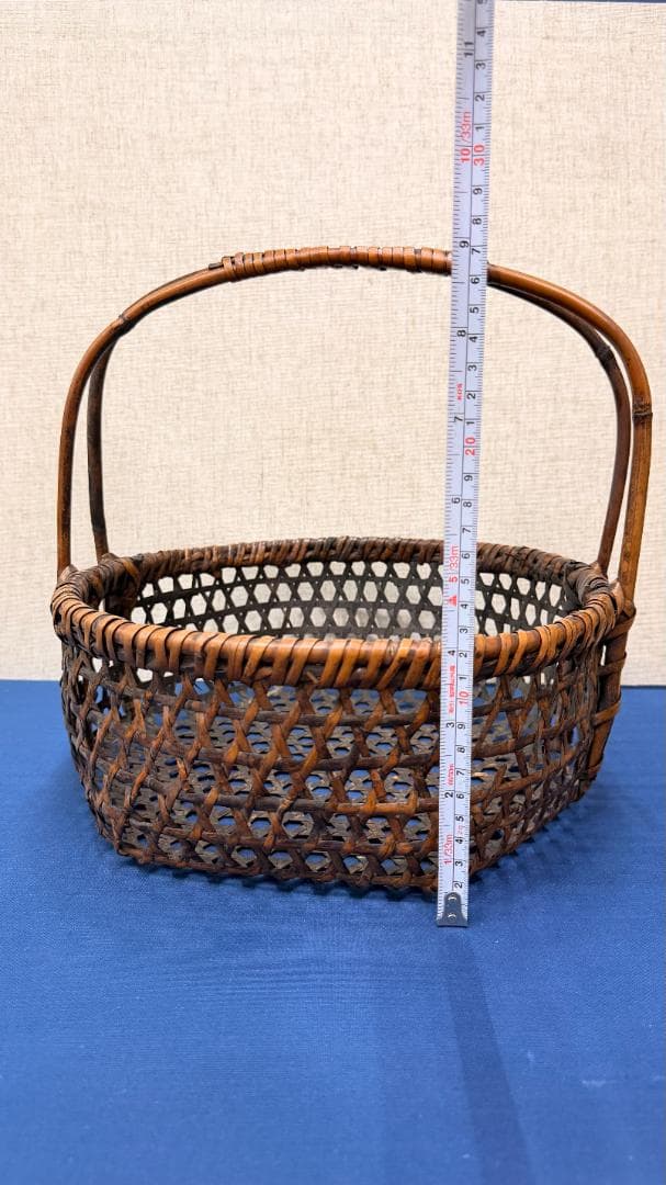 「竹編みの青銅器｜六角形が織りなす光沢と、太竹の力強い持ち手」