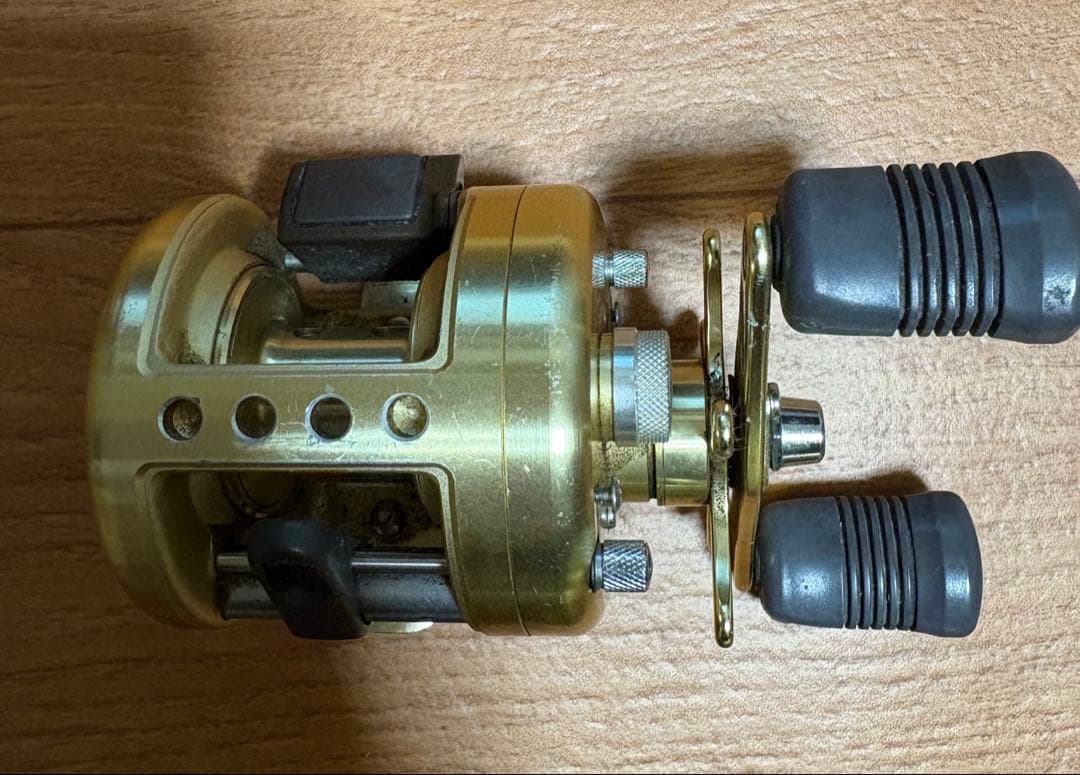 シマノカルカッタ　コンクエスト800F（右巻）101XT（左巻）リール２つセット