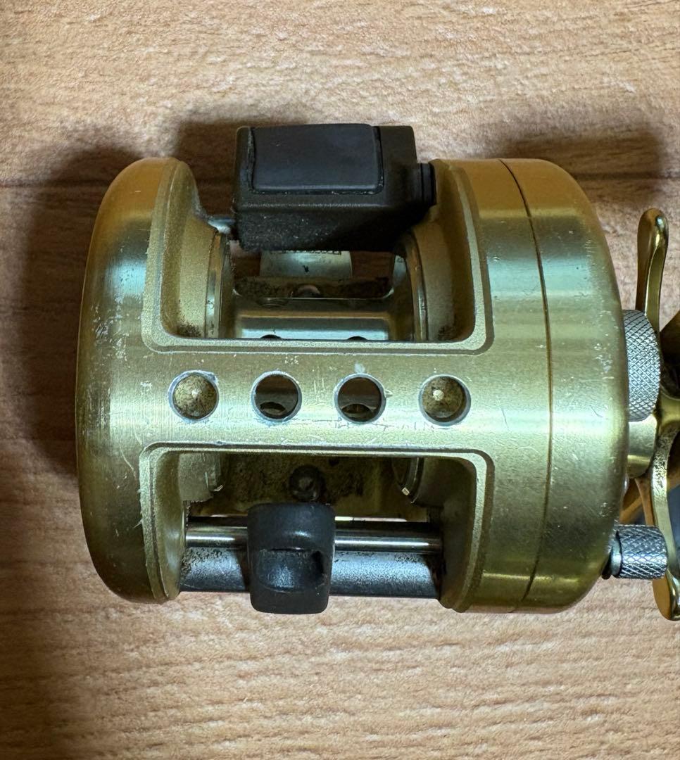 シマノカルカッタ　コンクエスト800F（右巻）101XT（左巻）リール２つセット