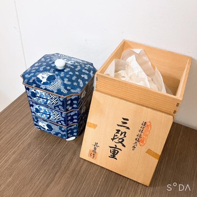 【未使用品】有田焼 其泉窯 染付祥瑞梅花鳥 三段重 蓋物