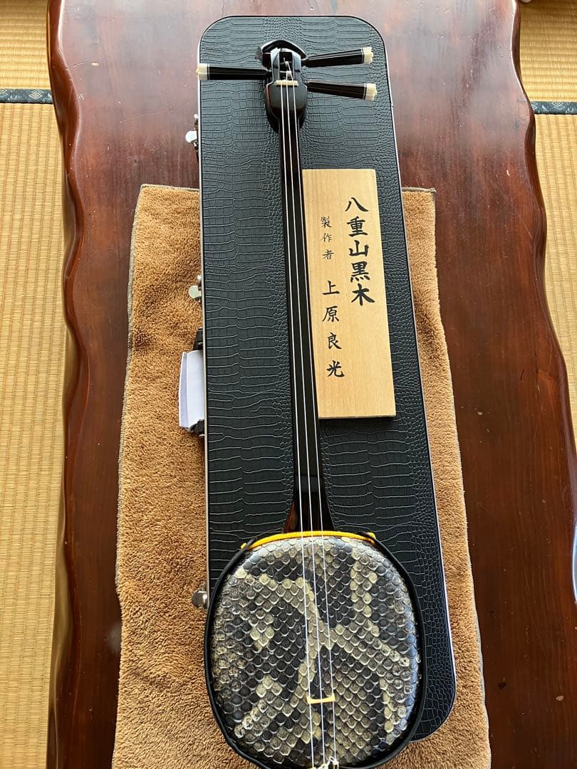 沖縄三線最高峰八重山黒木与那城型本皮一枚張りスンチ塗りの出品です♪