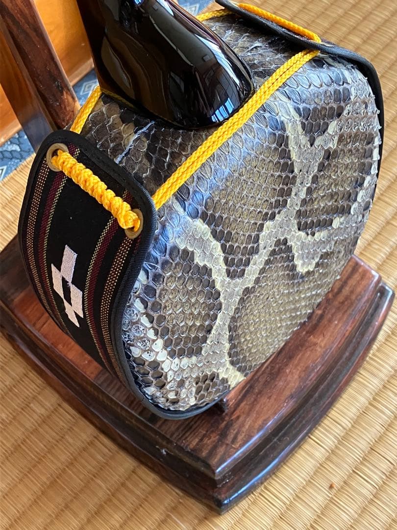 沖縄三線最高峰八重山黒木与那城型本皮一枚張りスンチ塗りの出品です♪