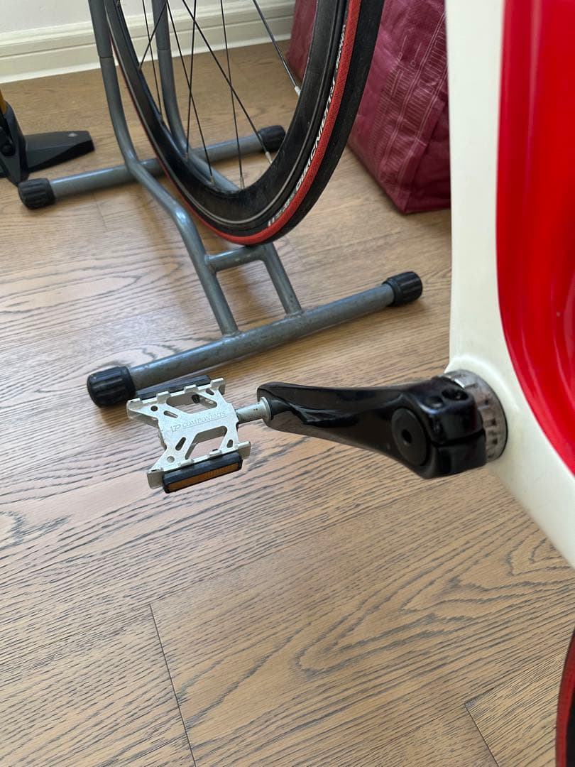 ホワイトとレッドのロードバイク