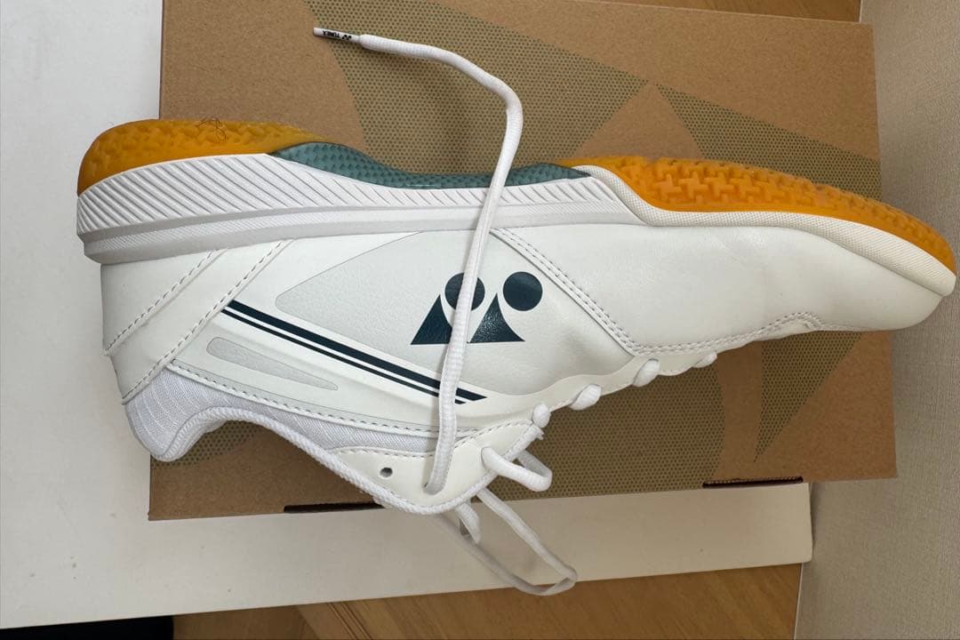美品　YONEX パワークッション 65Z メンズ 27.5cm ホワイト