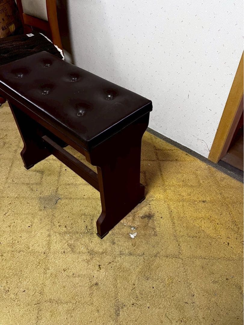 ダークブラウン ボタン付き　ピアノの椅子