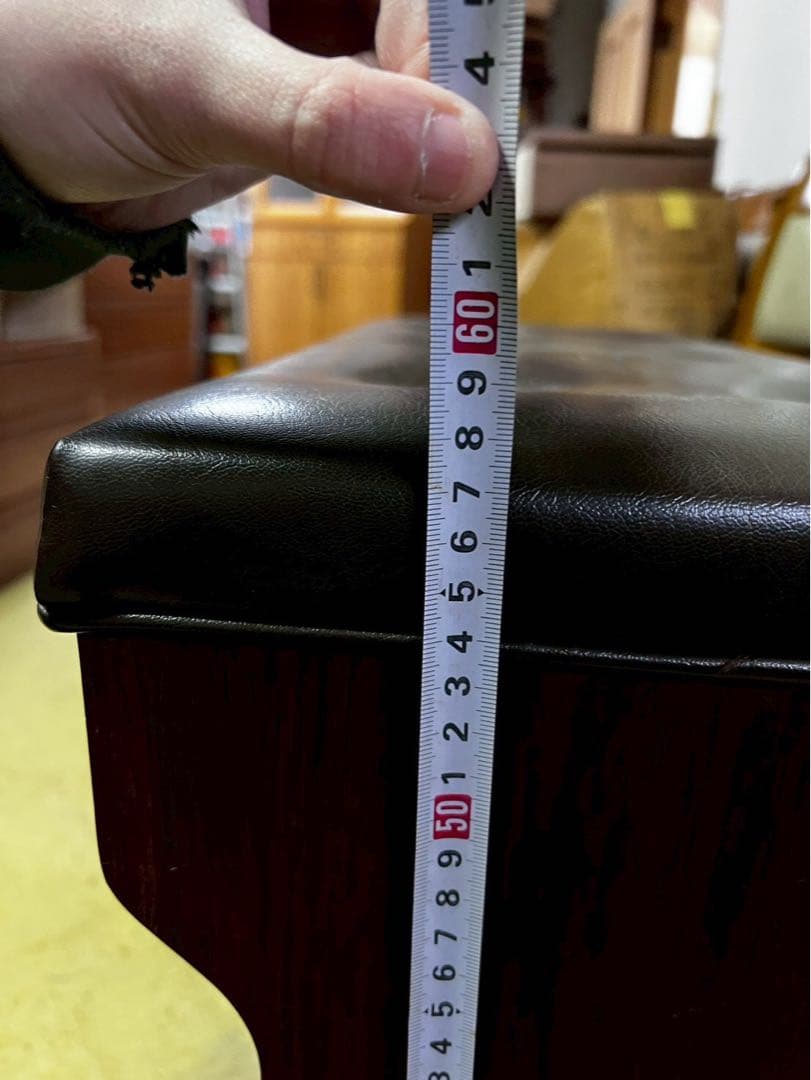 ダークブラウン ボタン付き　ピアノの椅子