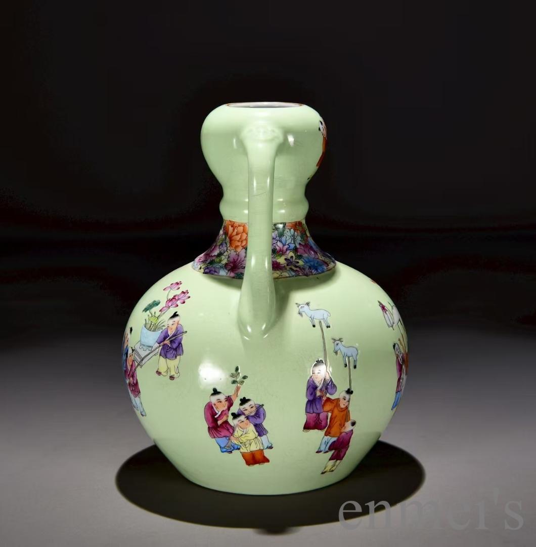中国古美術・清乾隆・緑地粉彩春遊図・如意耳蒜頭瓶・粉彩・壺・唐物・骨董品・時代物