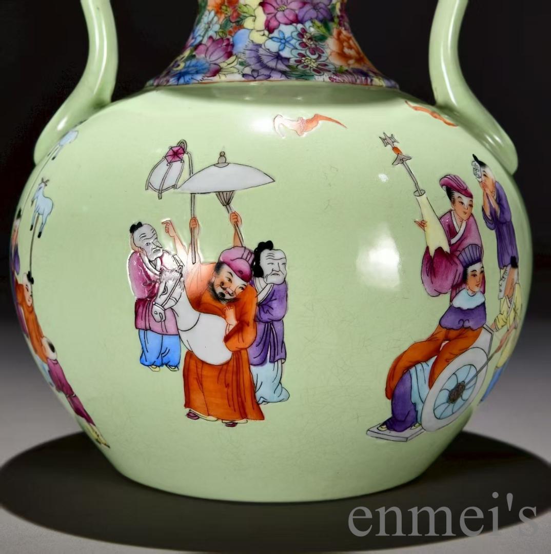 中国古美術・清乾隆・緑地粉彩春遊図・如意耳蒜頭瓶・粉彩・壺・唐物・骨董品・時代物
