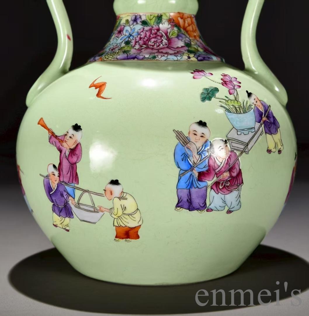 中国古美術・清乾隆・緑地粉彩春遊図・如意耳蒜頭瓶・粉彩・壺・唐物・骨董品・時代物