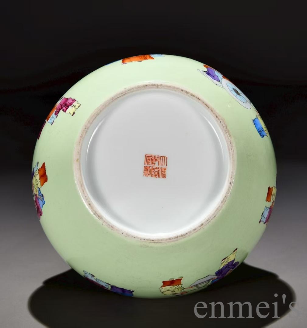 中国古美術・清乾隆・緑地粉彩春遊図・如意耳蒜頭瓶・粉彩・壺・唐物・骨董品・時代物