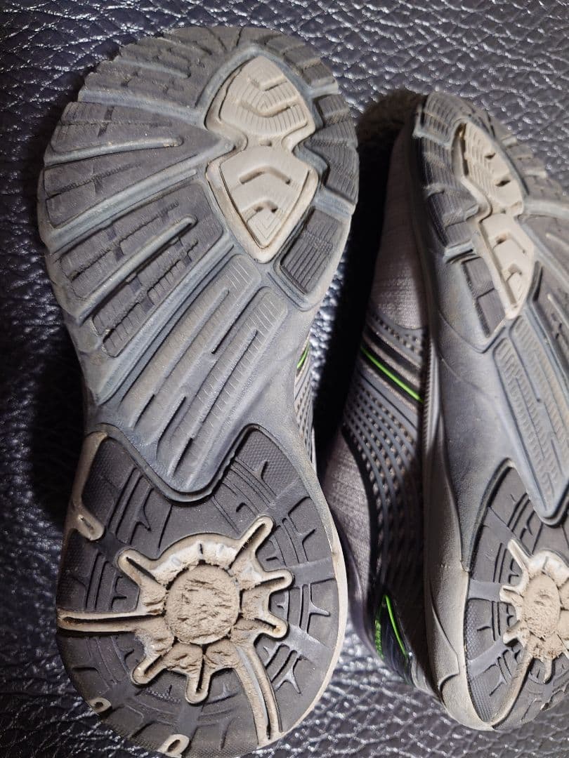 BROOKS ランニングシューズ グレー