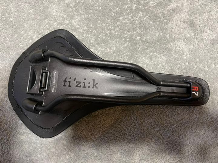 フィジーク　サドル