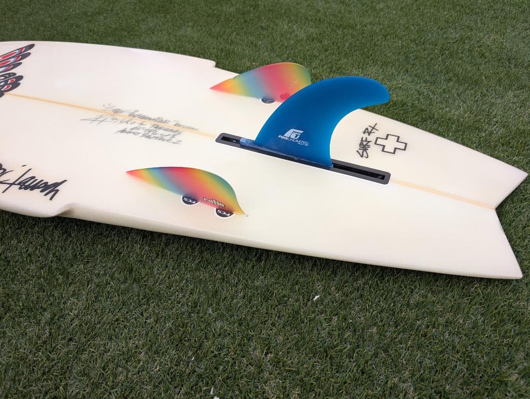 シングルフィンショートボード（フィン付属）