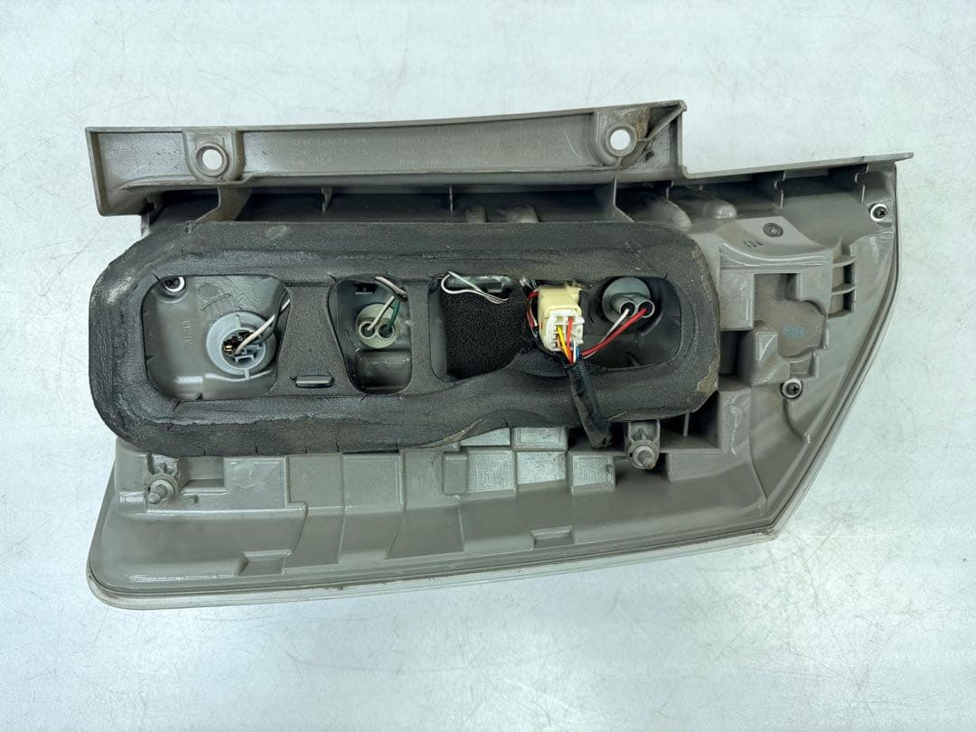 ヴォクシー ZRR70W 75W 純正 左 テールランプ イチコ28-220