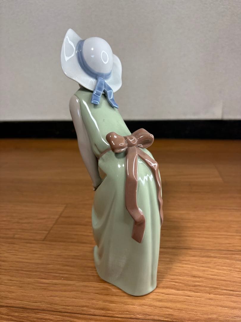 リヤドロ（Lladro リアドロ ） 少女 鏡の前で（若草色の少女）