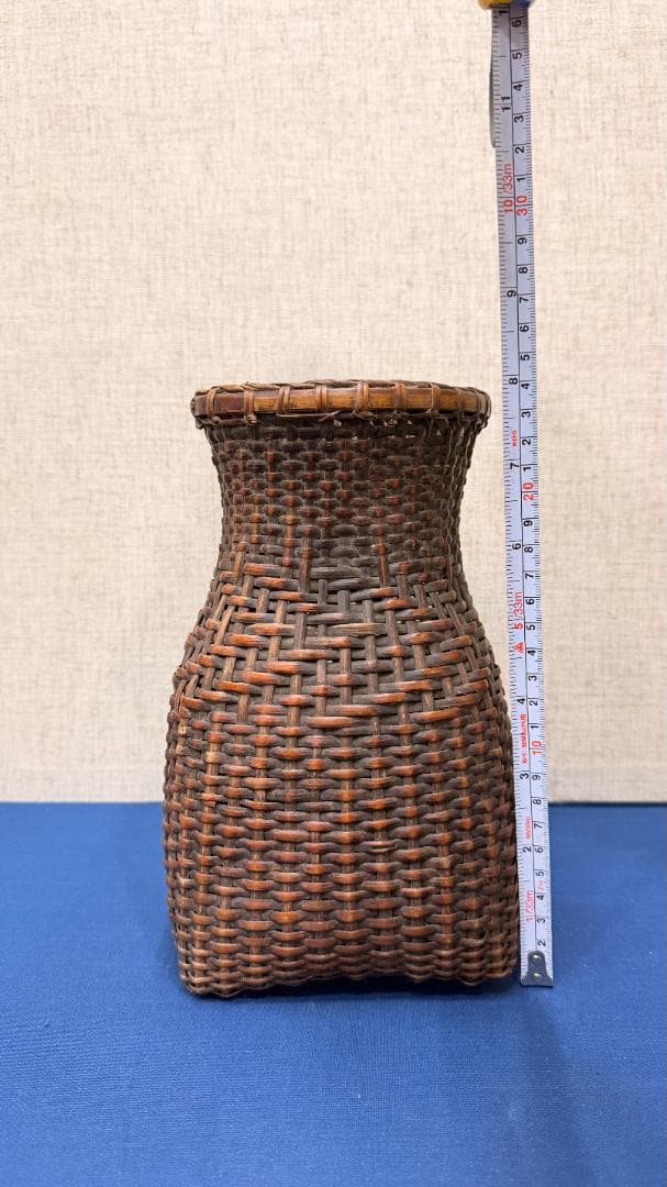 「漁師の籠（びく）の記憶」 ｜ 正方形から円へ変容する、古銅色の立体造形