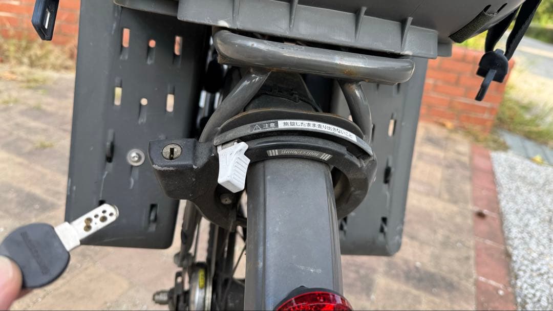 電動アシスト自転車 チャイルドシート付き 黒　ブリヂストン　ビッケ