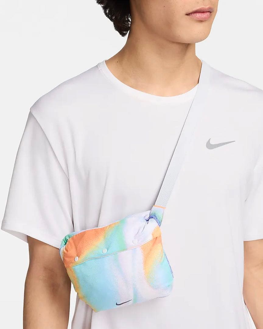 NIKE ランニングウェア　ウィンドランナー　フルジップ　上着　総柄　L 新品